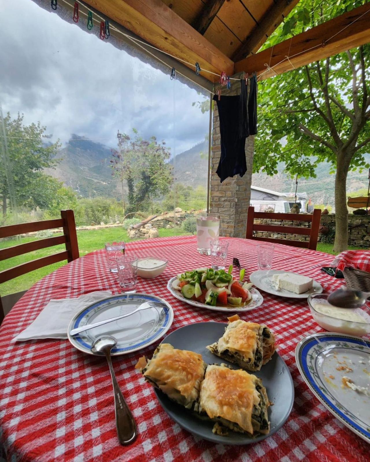 Bujtina Peshtan Guesthouse&Camping Tepelene Экстерьер фото